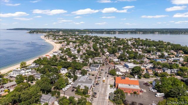 12 Deans Lane, Bayville, NY 11709