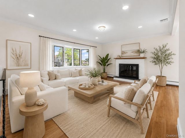 12 Deans Lane, Bayville, NY 11709