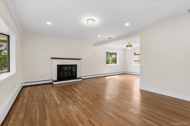 12 Deans Lane, Bayville, NY 11709