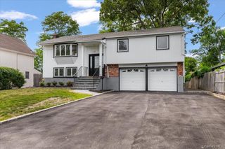 12 Deans Lane, Bayville, NY 11709