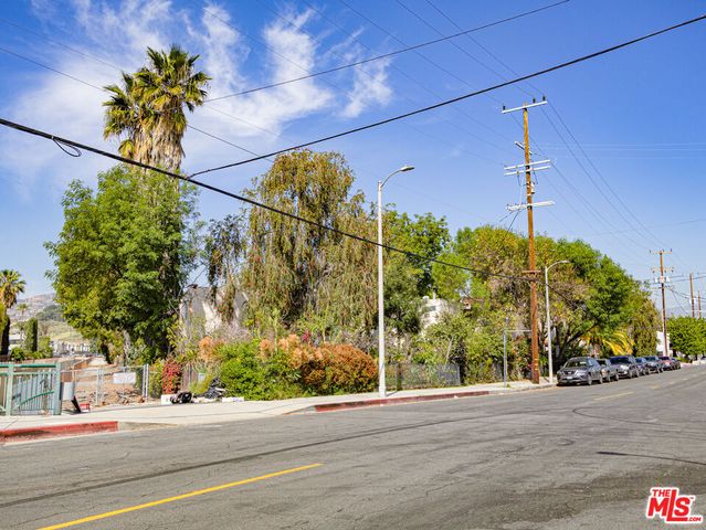 9015 Owensmouth Avenue, Canoga Park, CA 91304