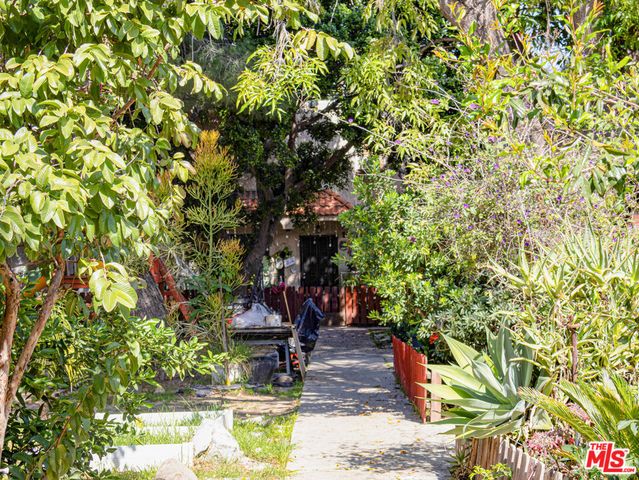 9015 Owensmouth Avenue, Canoga Park, CA 91304