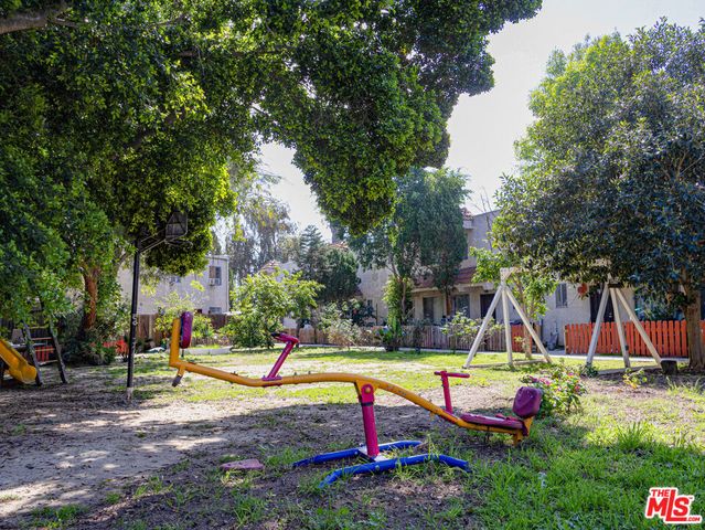 9015 Owensmouth Avenue, Canoga Park, CA 91304