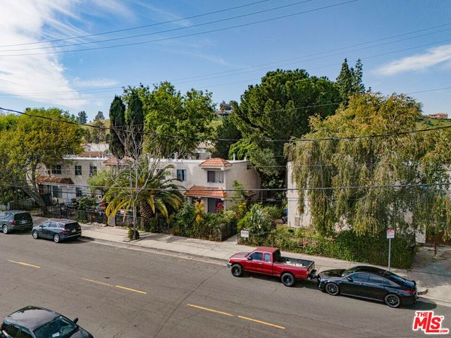 9015 Owensmouth Avenue, Canoga Park, CA 91304