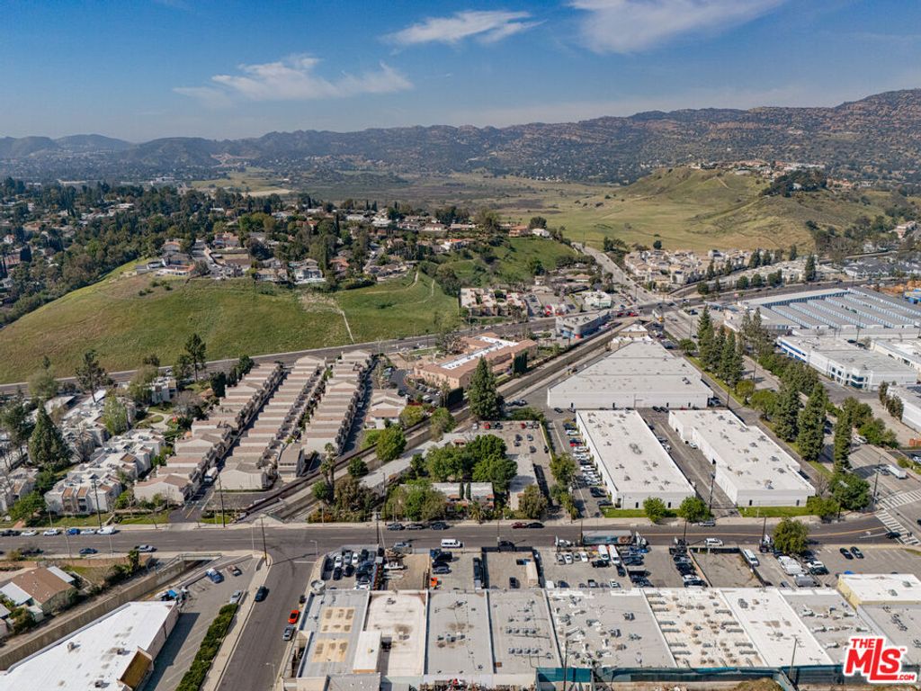 9015 Owensmouth Avenue, Canoga Park, CA 91304