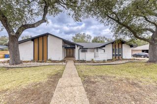 8702 Balcones Club DR, Austin, TX 78750
