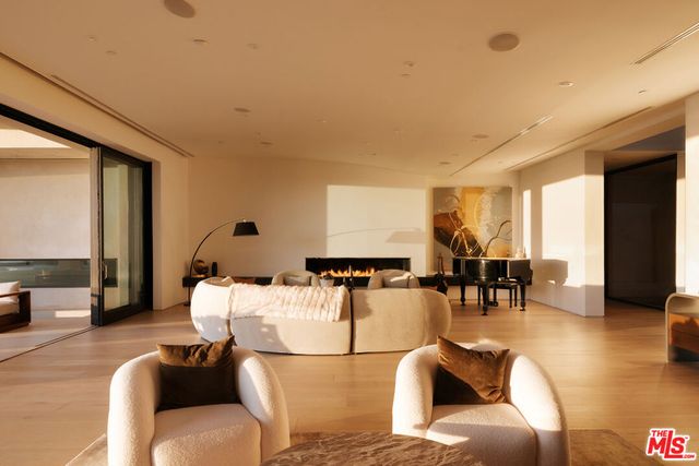 455 Castle Place, Beverly Hills, CA 90210