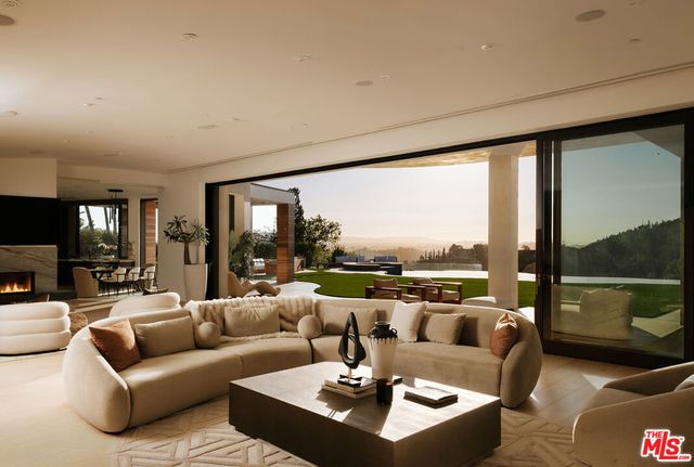455 Castle Place, Beverly Hills, CA 90210