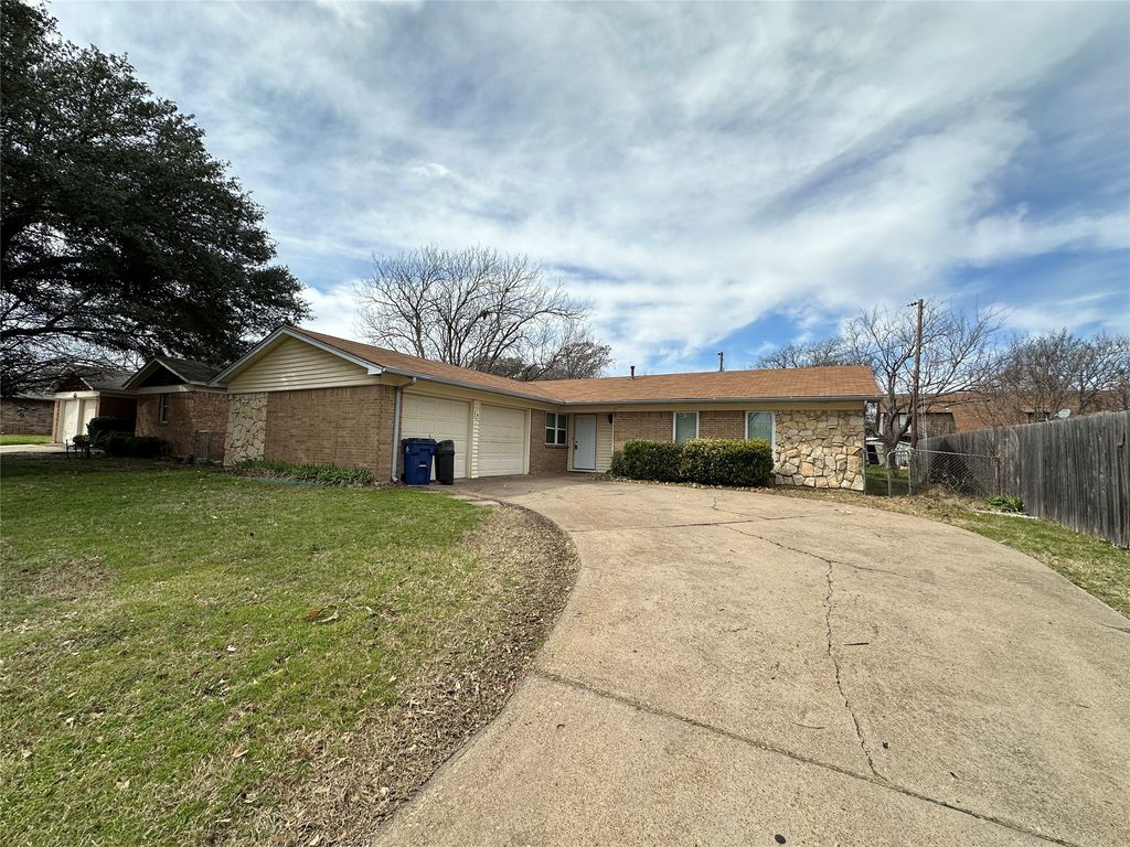 309 Murphy Road, Burleson, TX 76028