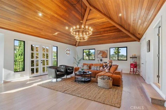 834 Moorside Drive, Glendale, CA 91207