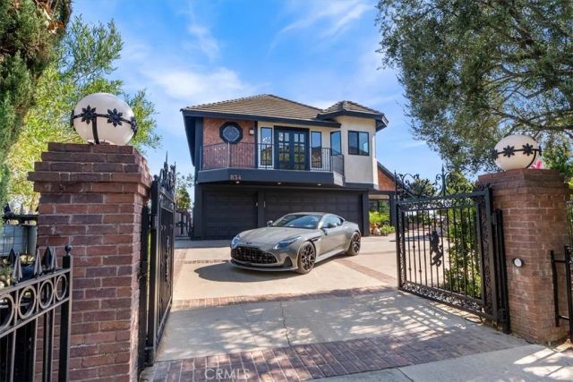 834 Moorside Drive, Glendale, CA 91207