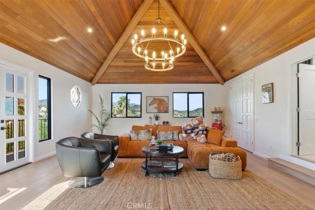 834 Moorside Drive, Glendale, CA 91207