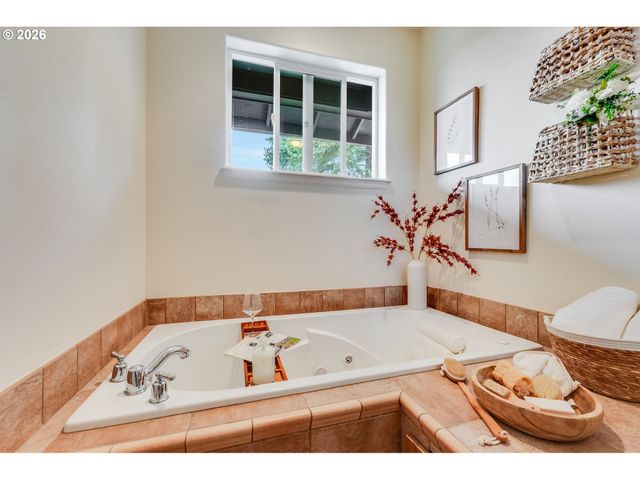 13658 Se SNOWFIRE Dr, Happy Valley, OR 97086