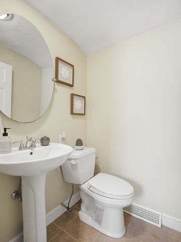 17 Daley St, Needham, MA 02494