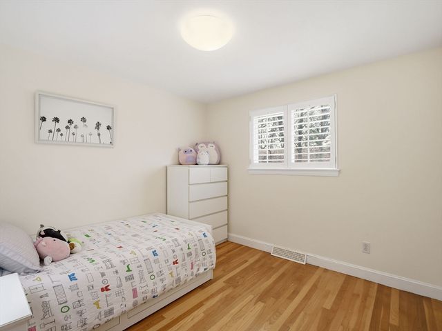 17 Daley St, Needham, MA 02494