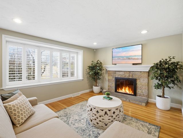 17 Daley St, Needham, MA 02494