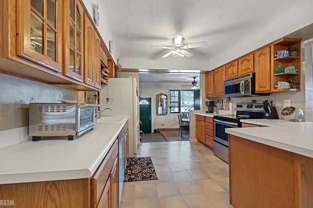 39151 Wanda Avenue, Sterling Heights, MI 48313