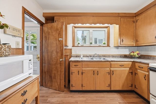 11 Wildrose Avenue, Worcester, MA 01602