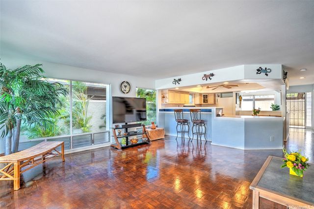 215 Kawaihae Street F1, Honolulu, HI 96825