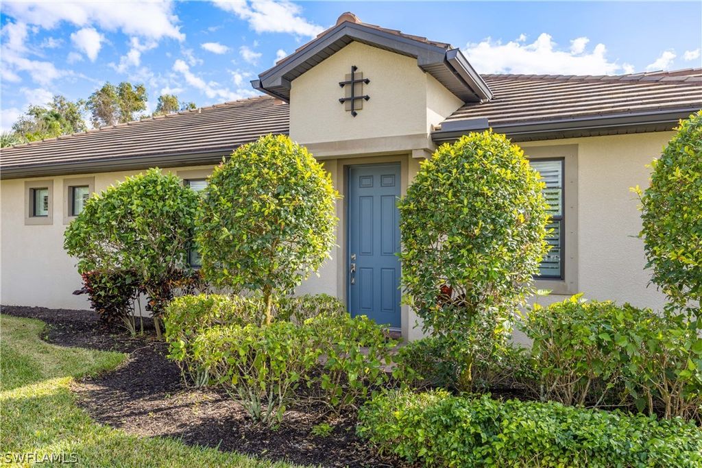 7658 Jacaranda LN, Naples, FL 34114