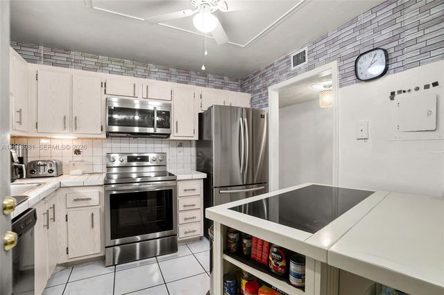 4851 NW 21st St 107, Lauderhill, FL 33313