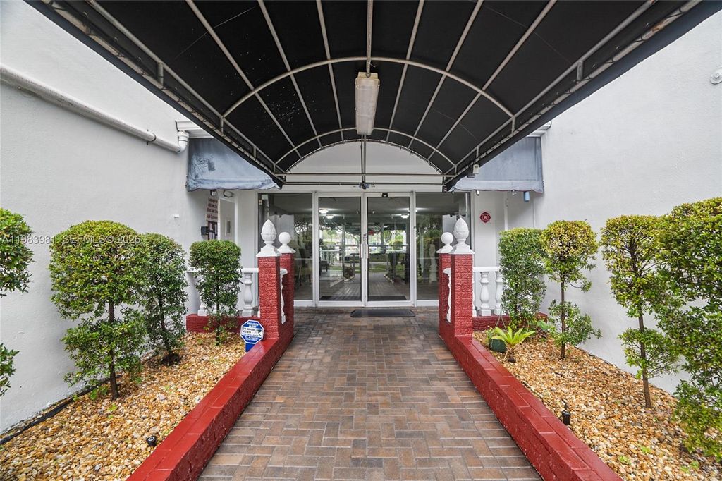 4851 NW 21st St 107, Lauderhill, FL 33313