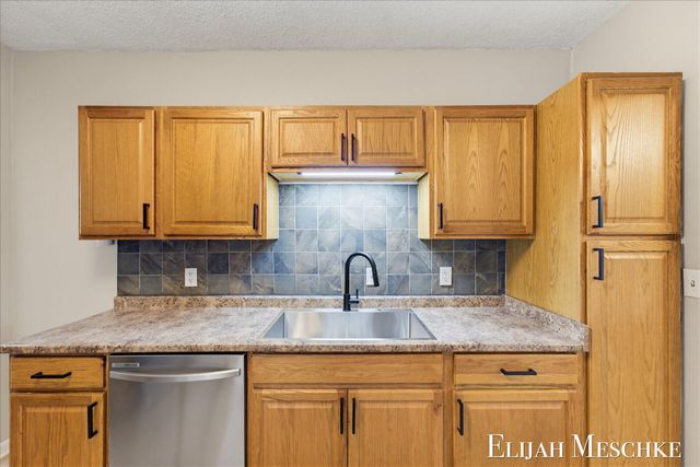 25 River Road NW, Sparta, MI 49345