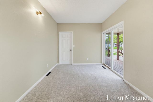 25 River Road NW, Sparta, MI 49345