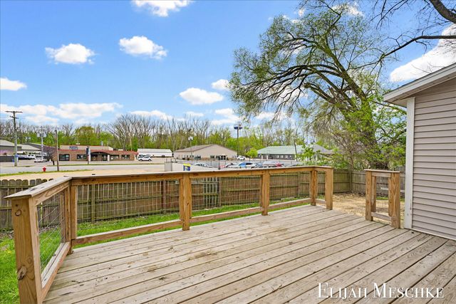 25 River Road NW, Sparta, MI 49345