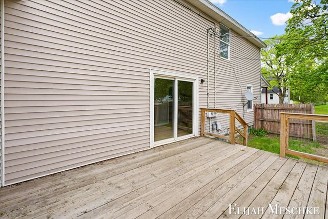 25 River Road NW, Sparta, MI 49345