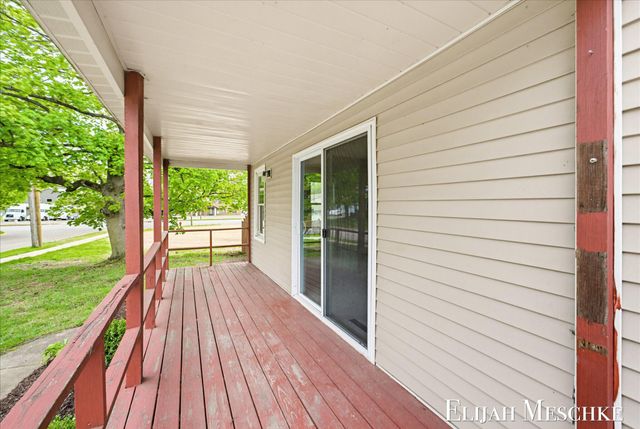 25 River Road NW, Sparta, MI 49345