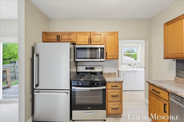 25 River Road NW, Sparta, MI 49345