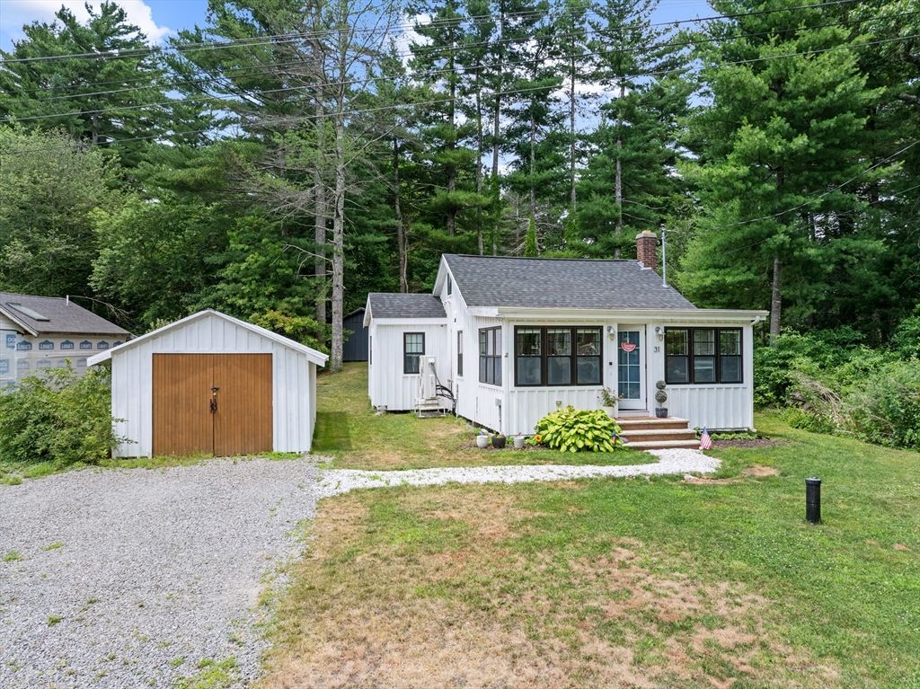 31 Pilgrim Rd, Lakeville, MA 02347