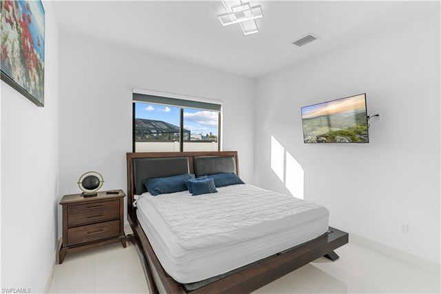 1817 SW 11th TER, Cape Coral, FL 33991