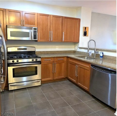 30 Freedomway 102, Jersey City, NJ 07305