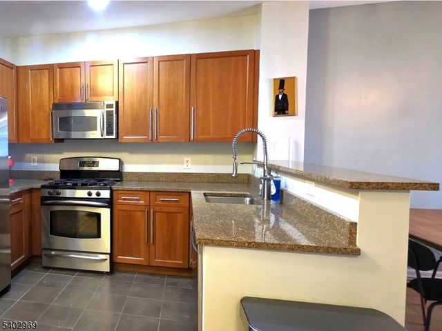 30 Freedomway 102, Jersey City, NJ 07305