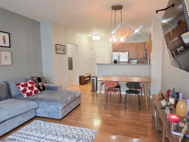 30 Freedomway 102, Jersey City, NJ 07305