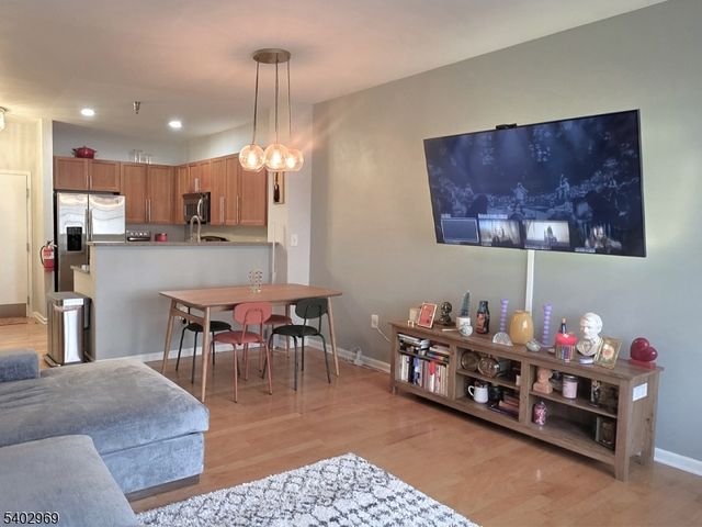 30 Freedomway 102, Jersey City, NJ 07305