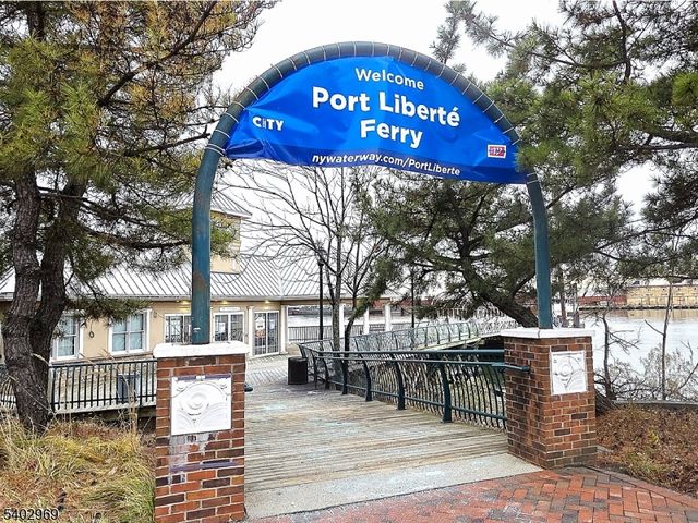 30 Freedomway 102, Jersey City, NJ 07305