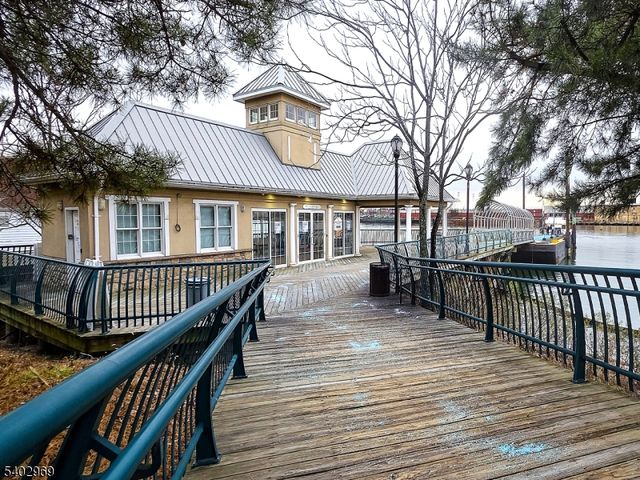 30 Freedomway 102, Jersey City, NJ 07305