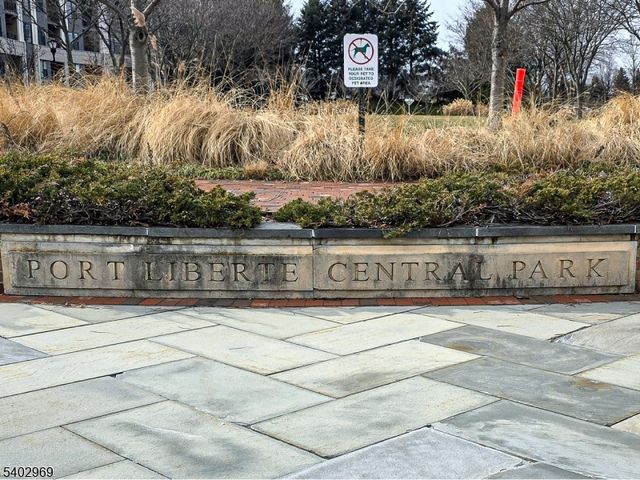 30 Freedomway 102, Jersey City, NJ 07305