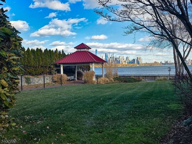 30 Freedomway 102, Jersey City, NJ 07305