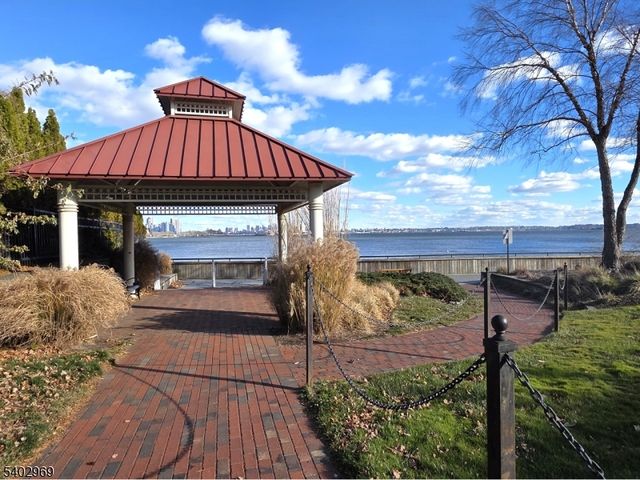 30 Freedomway 102, Jersey City, NJ 07305