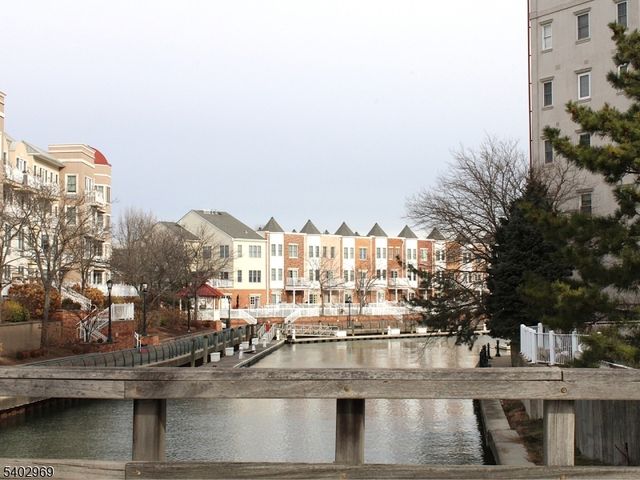 30 Freedomway 102, Jersey City, NJ 07305