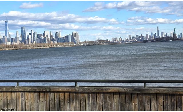 30 Freedomway 102, Jersey City, NJ 07305