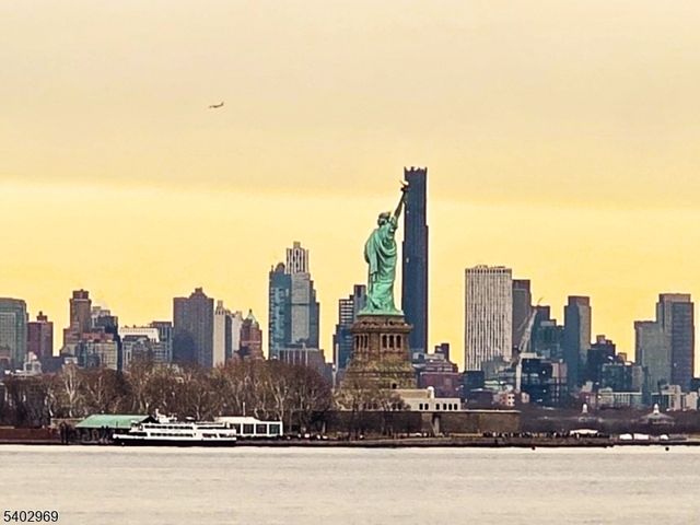 30 Freedomway 102, Jersey City, NJ 07305