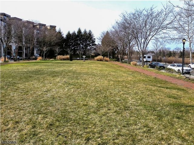 30 Freedomway 102, Jersey City, NJ 07305