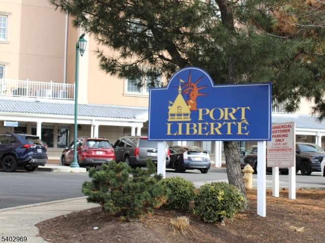 30 Freedomway 102, Jersey City, NJ 07305