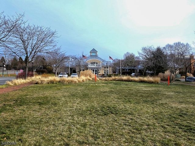 30 Freedomway 102, Jersey City, NJ 07305