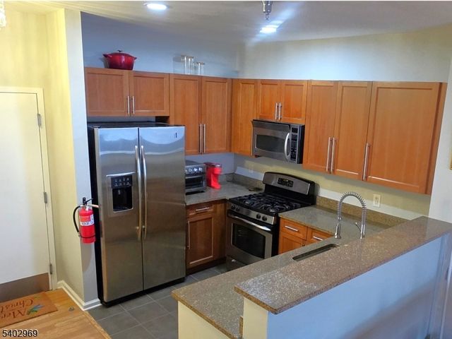 30 Freedomway 102, Jersey City, NJ 07305